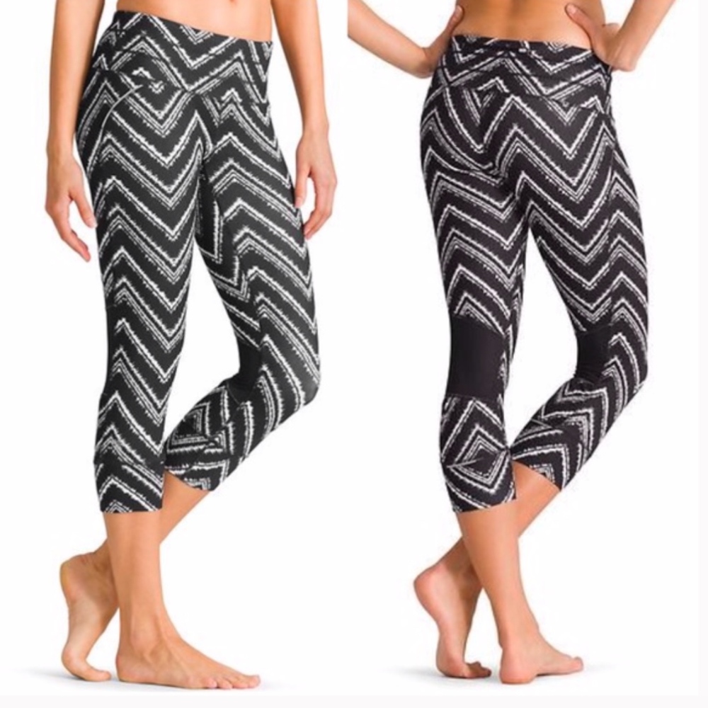Athleta ZigZag Relay Capri Crop Leggings